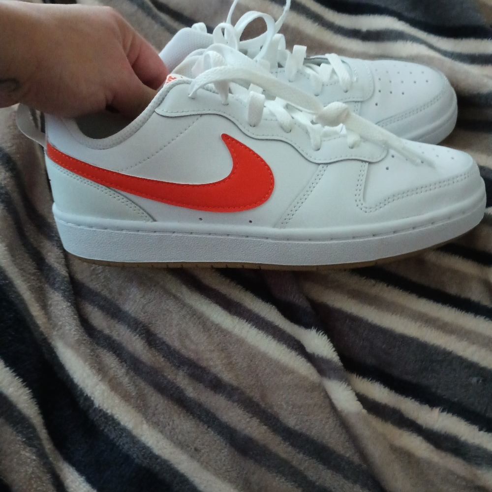 Nikes only worn to try on